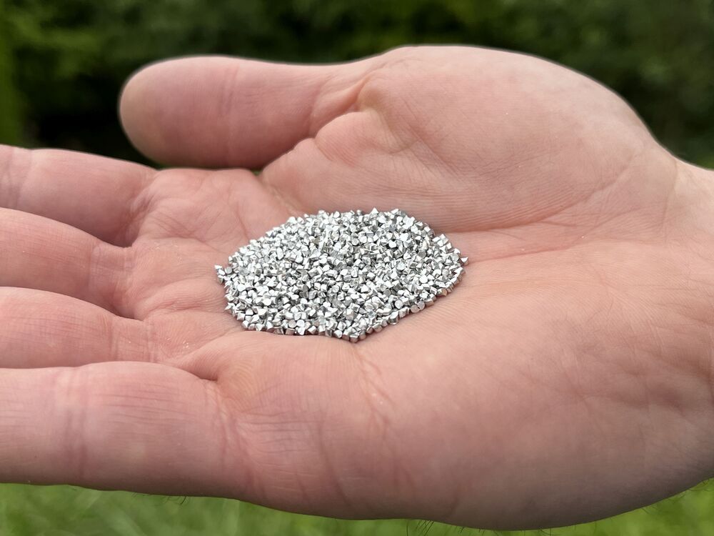 Aluminium-Granulat für die Produktion von Wärme und Wasserstoff im Winter, mit einer Energiespeicherdichte von über 15 MWh pro m3 Schüttgut. (Foto: jebe-arts.ch)